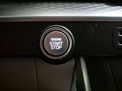 Used 2022 Kia Carnival LX image 17