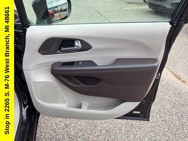 Used 2017 Chrysler Pacifica Touring-L Plus FWD image 35