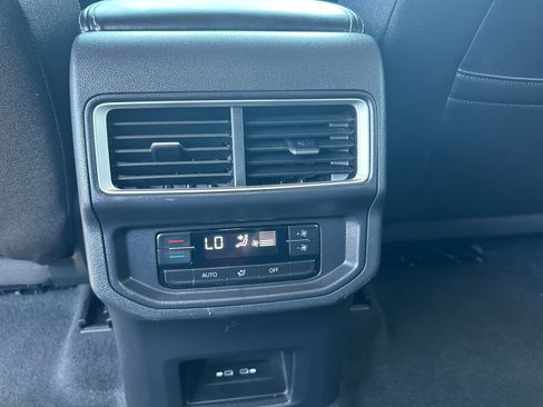 Used 2025 Volkswagen Atlas SE AWD/4WD image 30