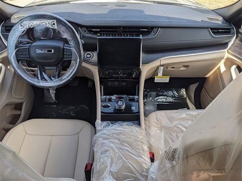 New 2025 Jeep Grand Cherokee Limited image 13