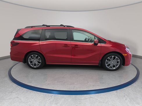 Used 2025 Honda Odyssey Touring image 4