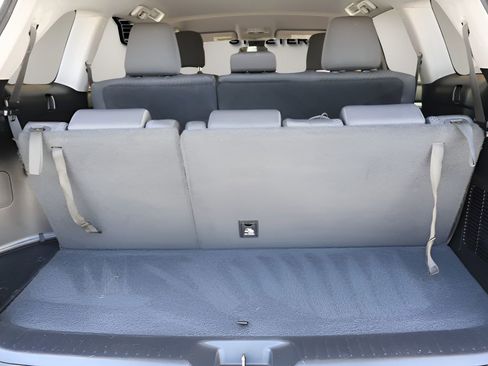 Used 2018 Toyota Highlander LE FWD image 17