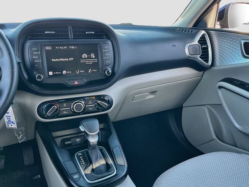 Used 2025 Kia Soul LX w/ LX Technology Package FWD image 21