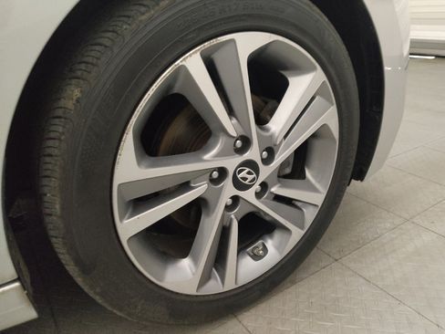 Used 2017 Hyundai Elantra Limited FWD image 31