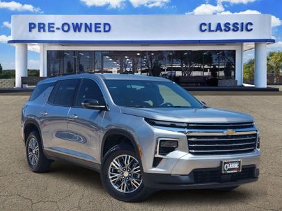Used 2025 Chevrolet Traverse LT