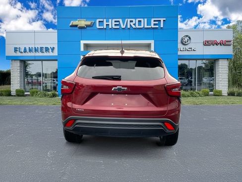 Used 2024 Chevrolet Trax LS w/ LS Convenience Package FWD image 4