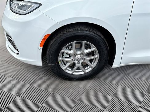 New 2026 Chrysler Pacifica Select image 35
