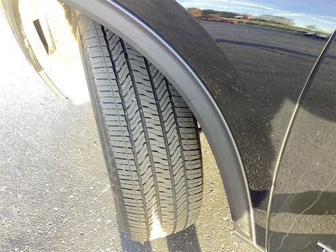 Used 2025 Chevrolet Traverse LT image 25