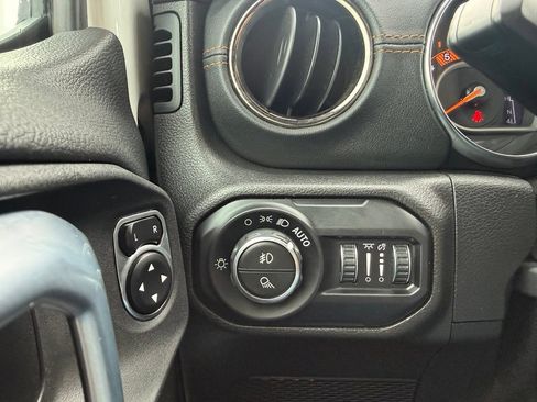 Used 2021 Jeep Gladiator Overland AWD/4WD image 13