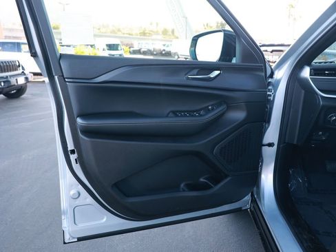 New 2025 Jeep Grand Cherokee Altitude image 11