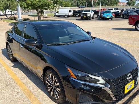 Used 2025 Nissan Altima 2.5 SV w/ SV Premium Package FWD image 1