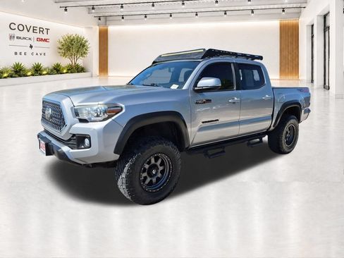Used 2019 Toyota Tacoma TRD Off-Road AWD/4WD image 4