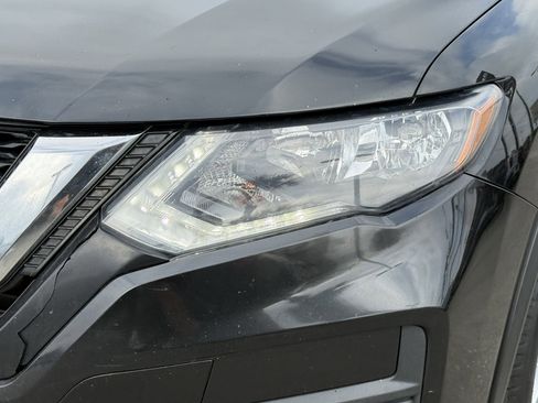 Used 2020 Nissan Rogue SV image 11