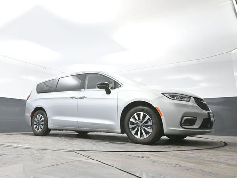 Used 2024 Chrysler Pacifica Limited FWD image 50