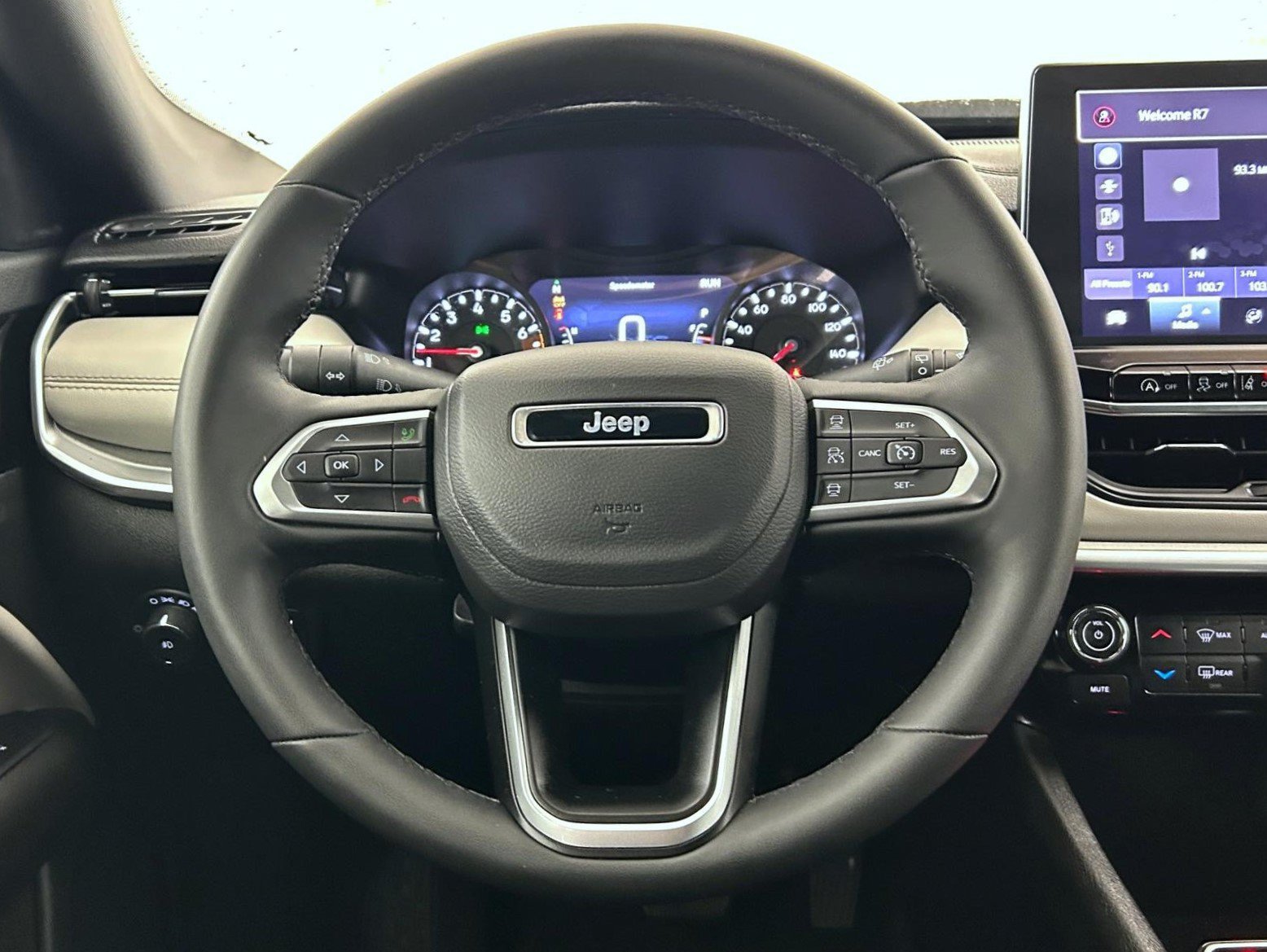Certified 2025 Jeep Compass Limited AWD/4WD image 11
