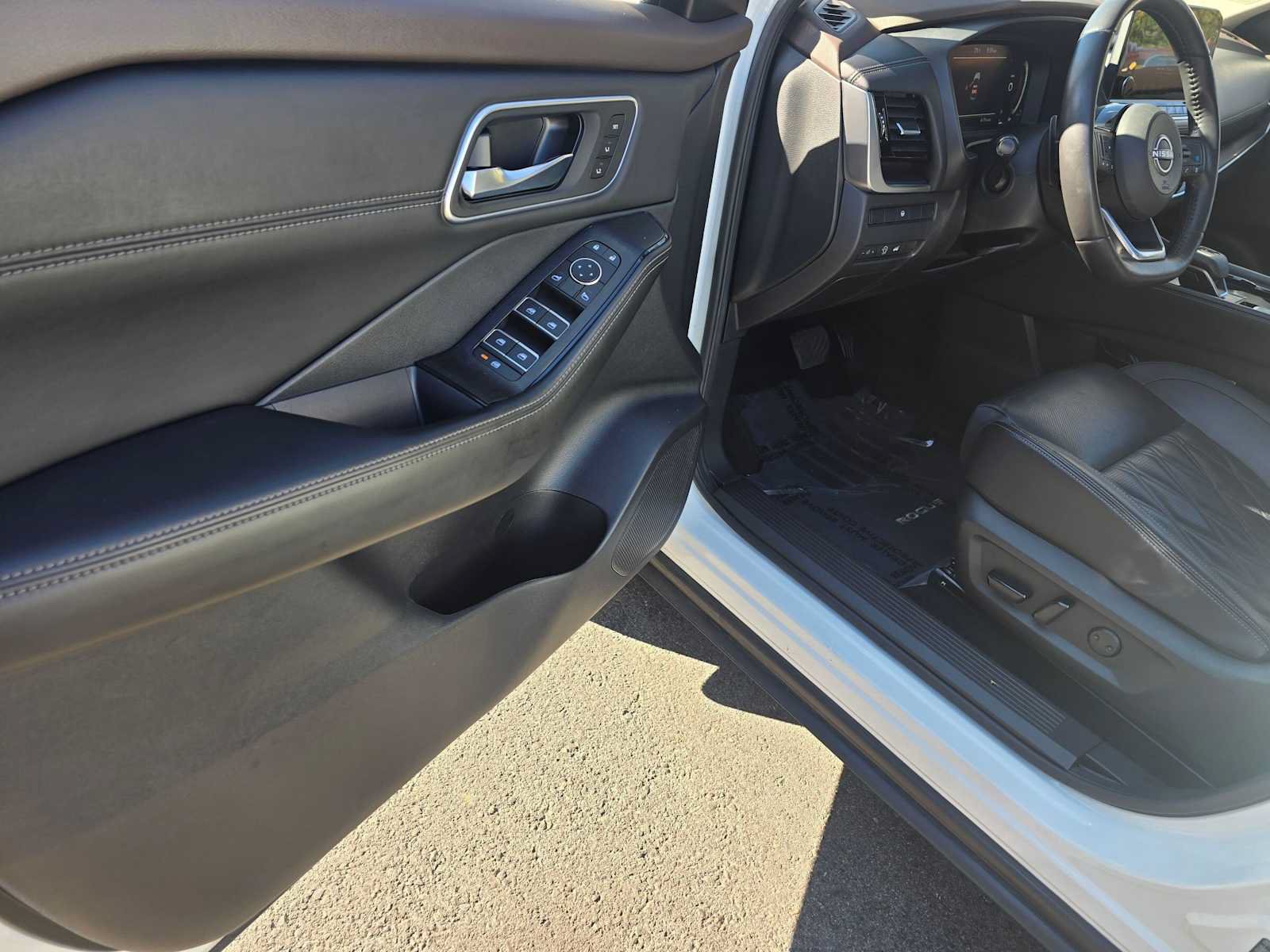 Used 2023 Nissan Rogue Platinum FWD image 22