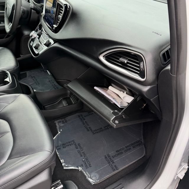Used 2025 Chrysler Pacifica Select FWD image 50