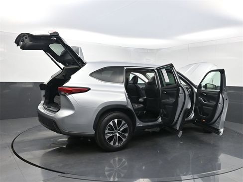 Used 2022 Toyota Highlander XLE image 41