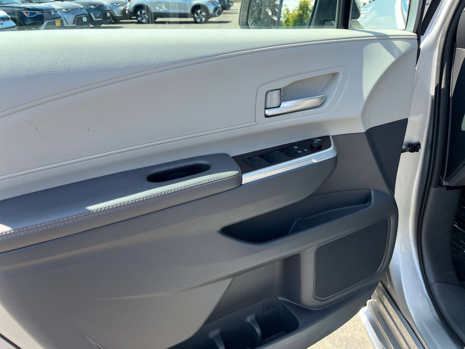 Used 2023 Toyota Sienna XLE FWD image 18