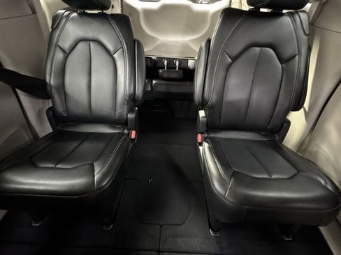 Used 2024 Chrysler Pacifica Touring-L FWD image 15