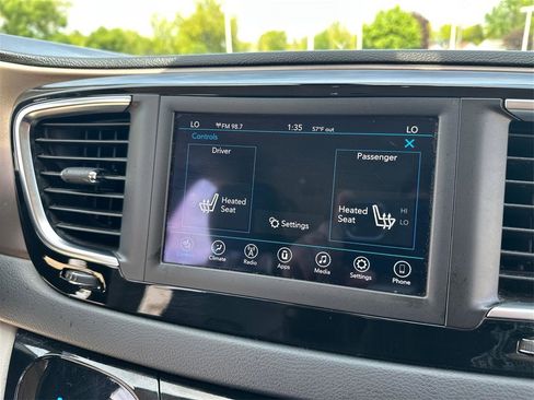 Used 2018 Chrysler Pacifica Touring-L FWD image 34