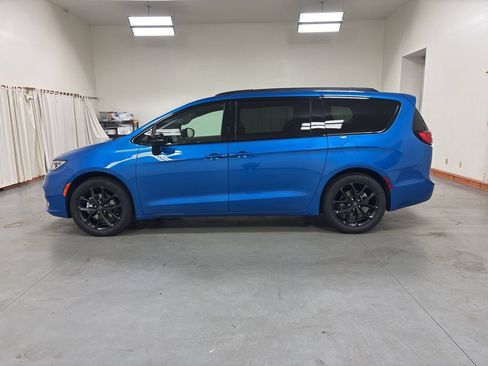 New 2026 Chrysler Pacifica Select w/ S Appearance Package FWD image 5