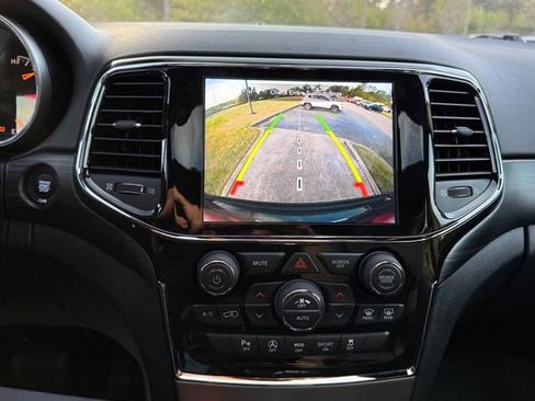 Used 2021 Jeep Grand Cherokee Laredo X image 19