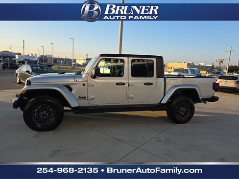 Used 2024 Jeep Gladiator Sport image 4