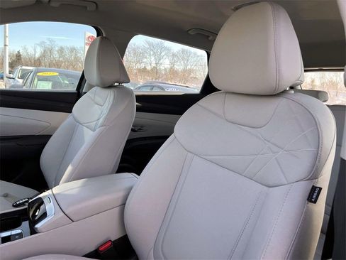 Certified 2025 Hyundai Tucson SE image 9