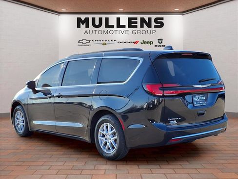 Used 2022 Chrysler Pacifica Touring-L image 7