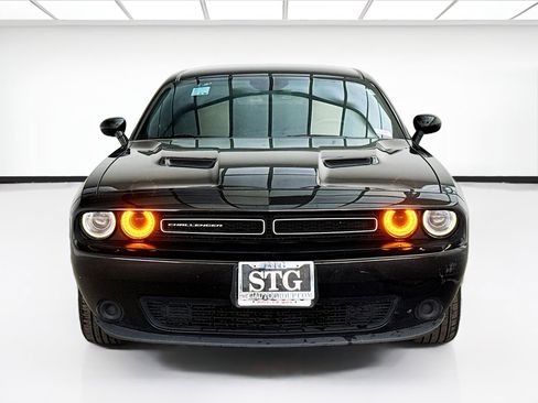 Used 2019 Dodge Challenger SXT RWD image 2