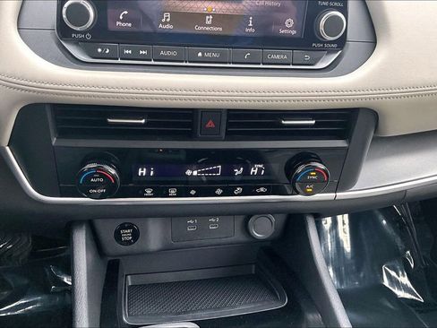 Used 2025 Nissan Rogue SV image 31