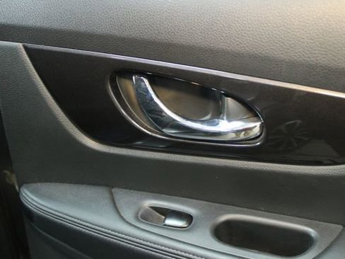 Used 2018 Nissan Rogue S FWD image 12