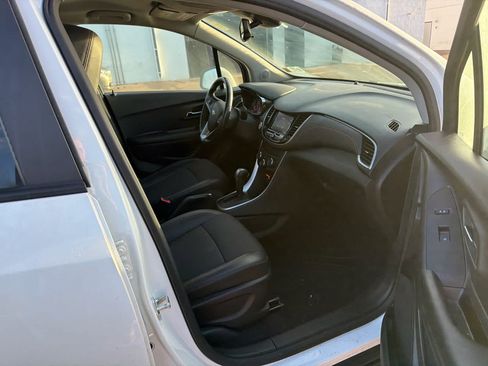 Used 2022 Chevrolet Trax LT w/ LT Convenience Package image 8