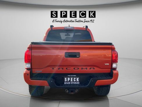 Used 2017 Toyota Tacoma TRD Off-Road w/ Premium & Technology Package AWD/4WD image 4