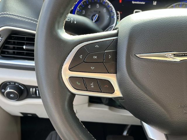 Used 2023 Chrysler Pacifica Limited FWD image 30