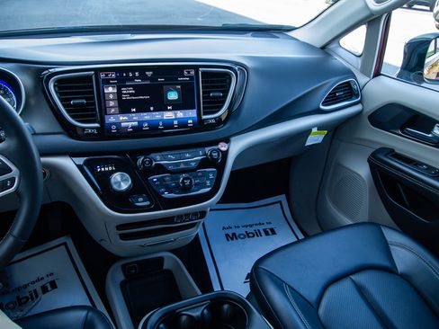 Used 2024 Chrysler Pacifica Touring-L FWD image 13