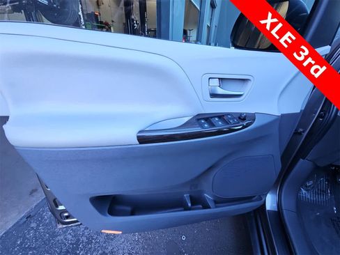 Used 2020 Toyota Sienna XLE image 29