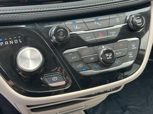 Used 2024 Chrysler Pacifica Select image 15