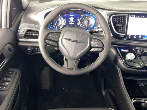 New 2025 Chrysler Pacifica Limited image 15