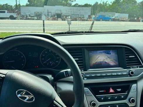 Used 2017 Hyundai Elantra SE FWD image 20
