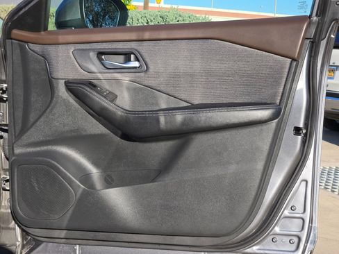 Used 2023 Nissan Rogue SV image 30