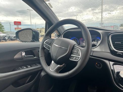 Used 2025 Chrysler Pacifica Select FWD image 12