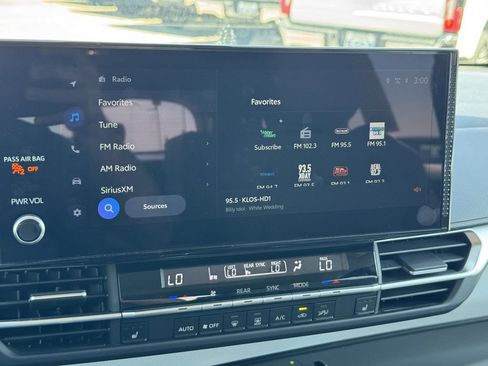 Used 2025 Toyota Sienna XLE FWD image 18