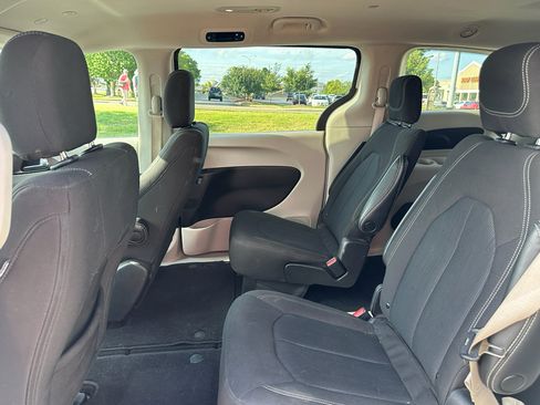 Used 2022 Chrysler Voyager LX FWD image 19
