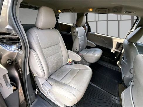 Used 2017 Toyota Sienna XLE FWD image 27