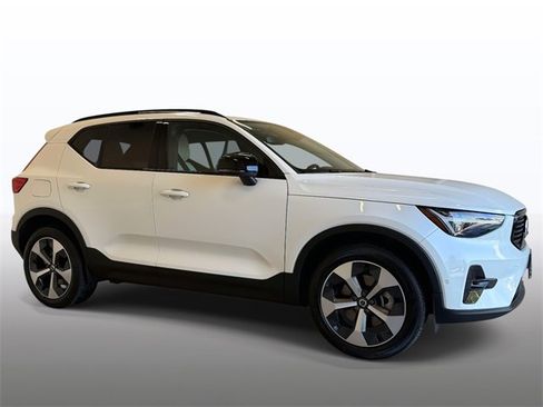 Used 2025 Volvo XC40 B5 Plus w/ Protection Package Premier image 9