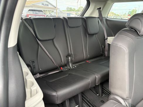 Used 2023 Kia Carnival LX FWD image 13