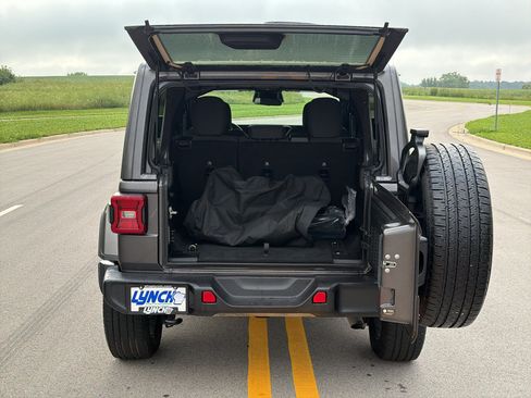 Used 2025 Jeep Wrangler Unlimited Sahara AWD/4WD image 35