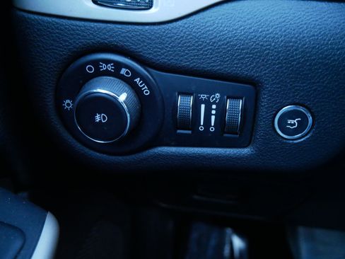 Used 2018 Jeep Cherokee Limited image 26